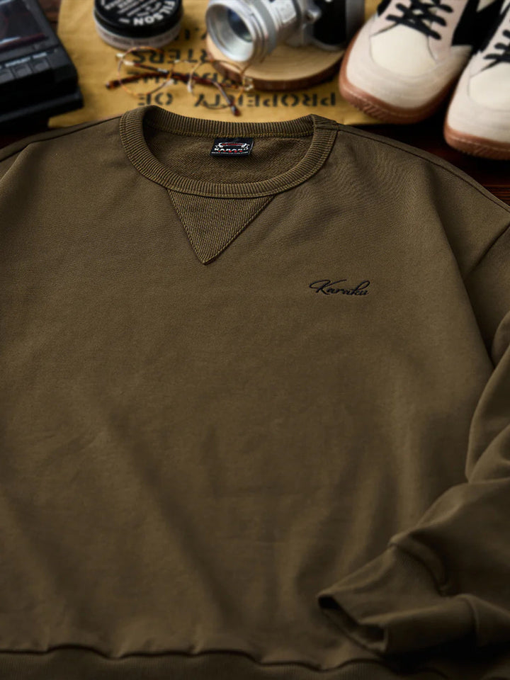 "Cat Wearing Helmet" Print &amp; Karaku Logo Embroidery V-Gusset Sweatshirt