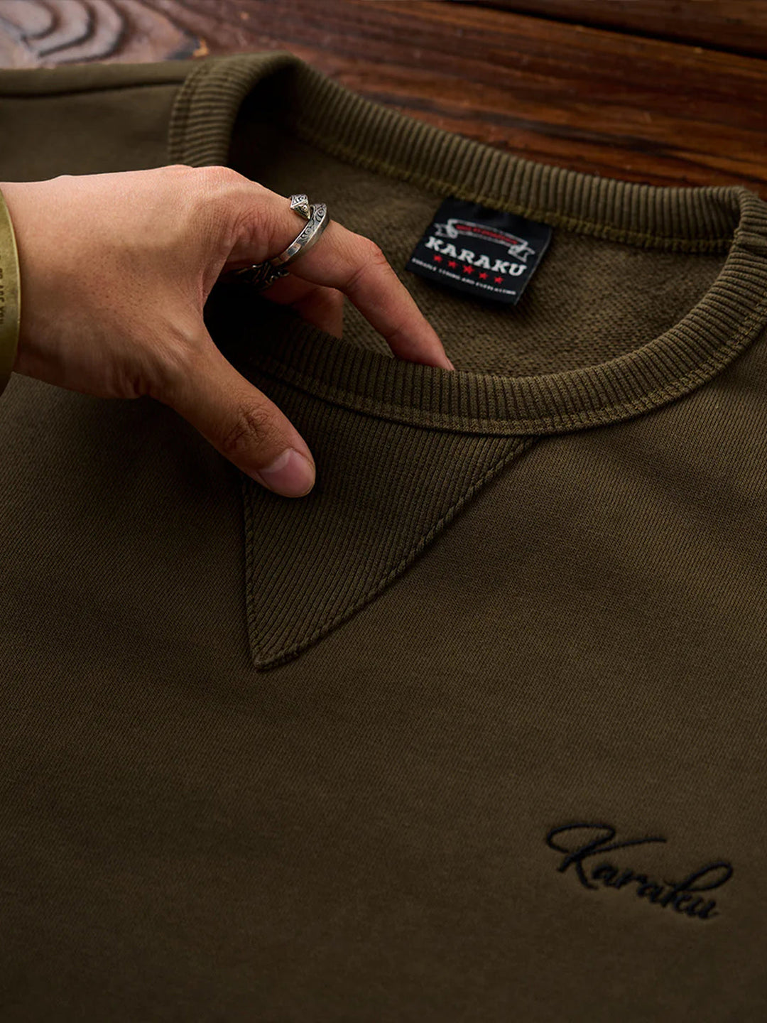 "Cat Wearing Helmet" Print &amp; Karaku Logo Embroidery V-Gusset Sweatshirt