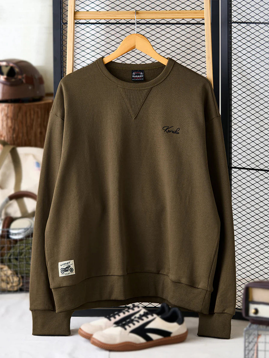 "Cat Wearing Helmet" Print &amp; Karaku Logo Embroidery V-Gusset Sweatshirt