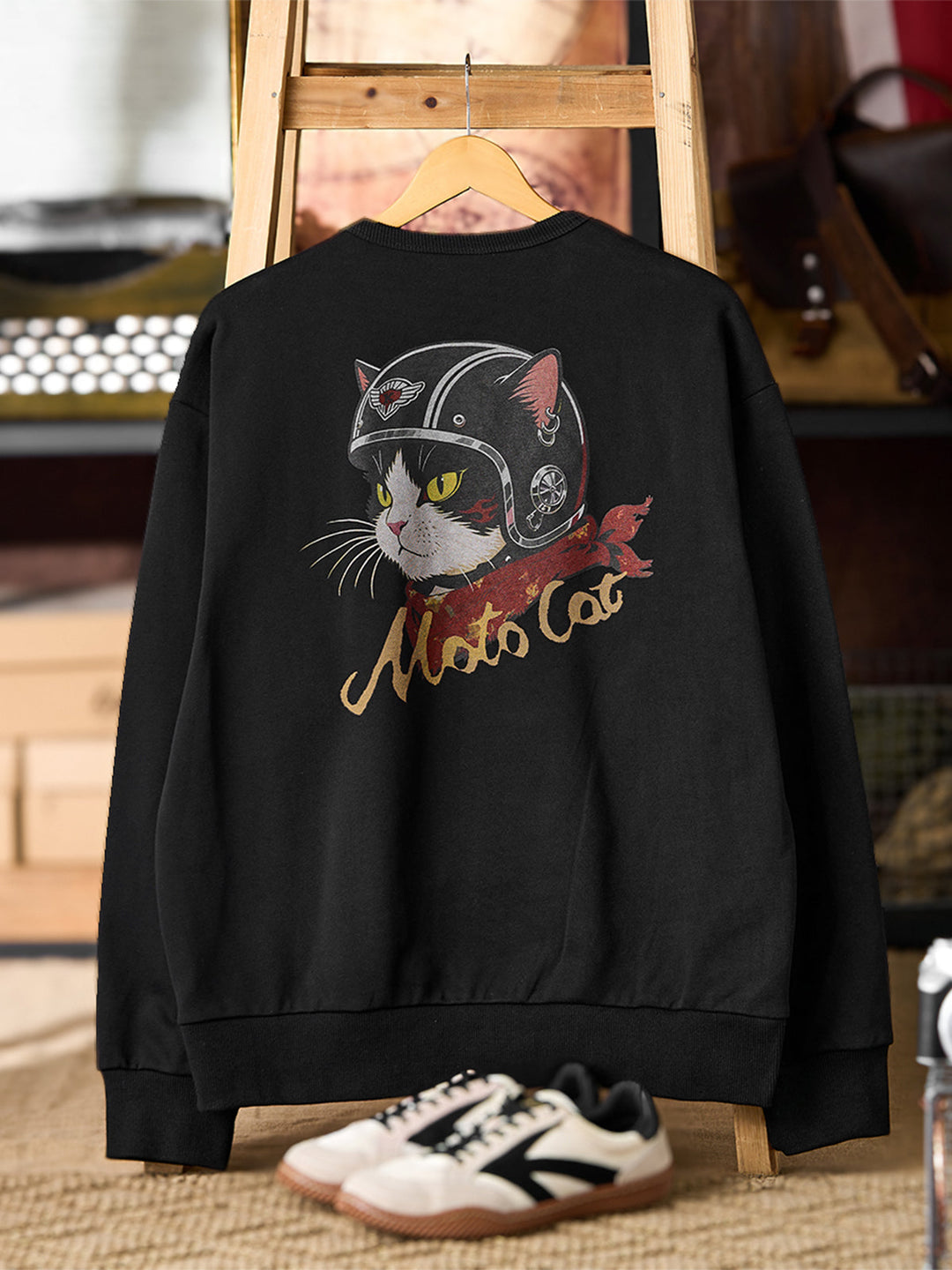 "Cat Wearing Helmet" Print &amp; Karaku Logo Embroidery V-Gusset Sweatshirt