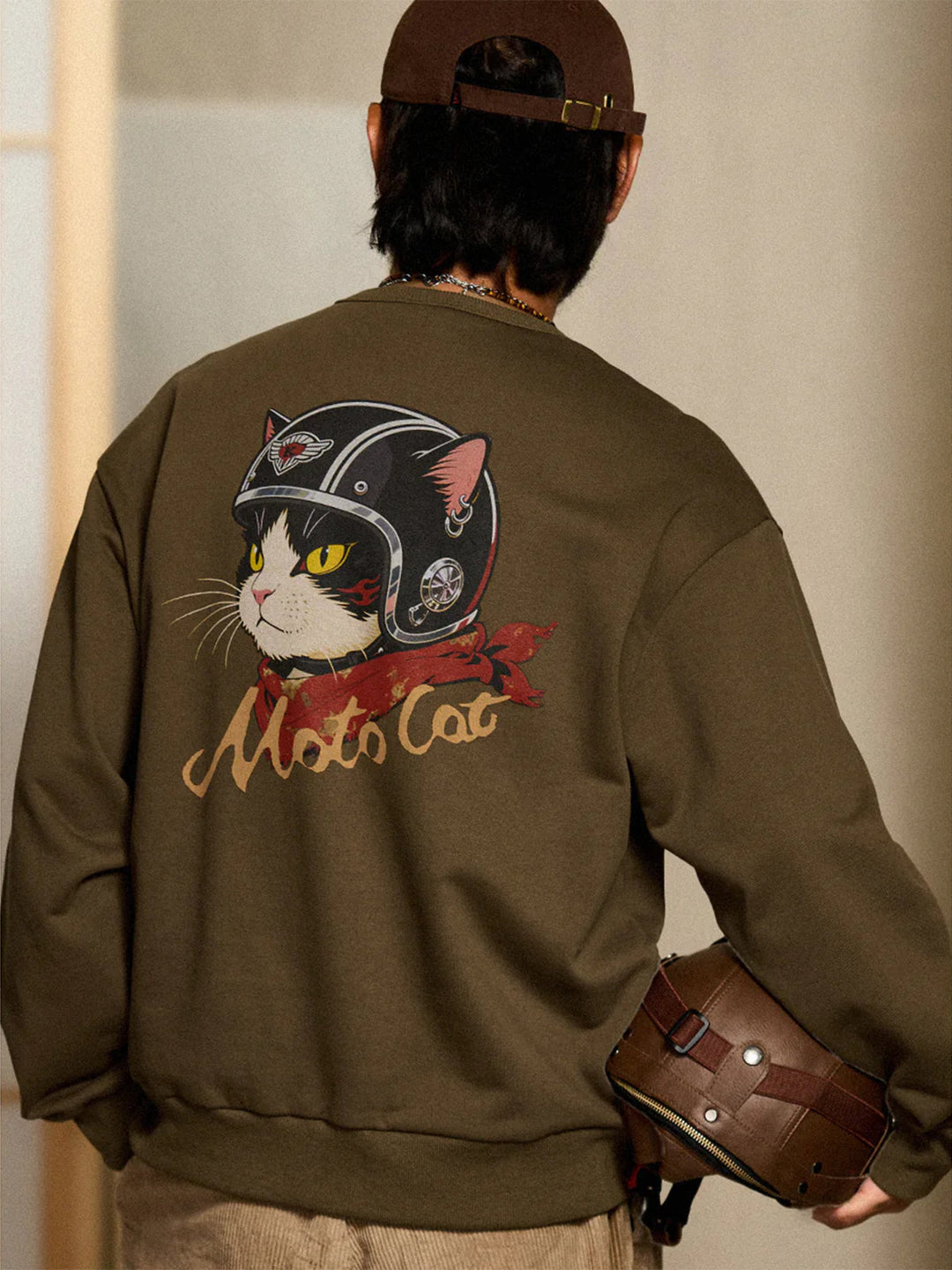 "Cat Wearing Helmet" Print &amp; Karaku Logo Embroidery V-Gusset Sweatshirt