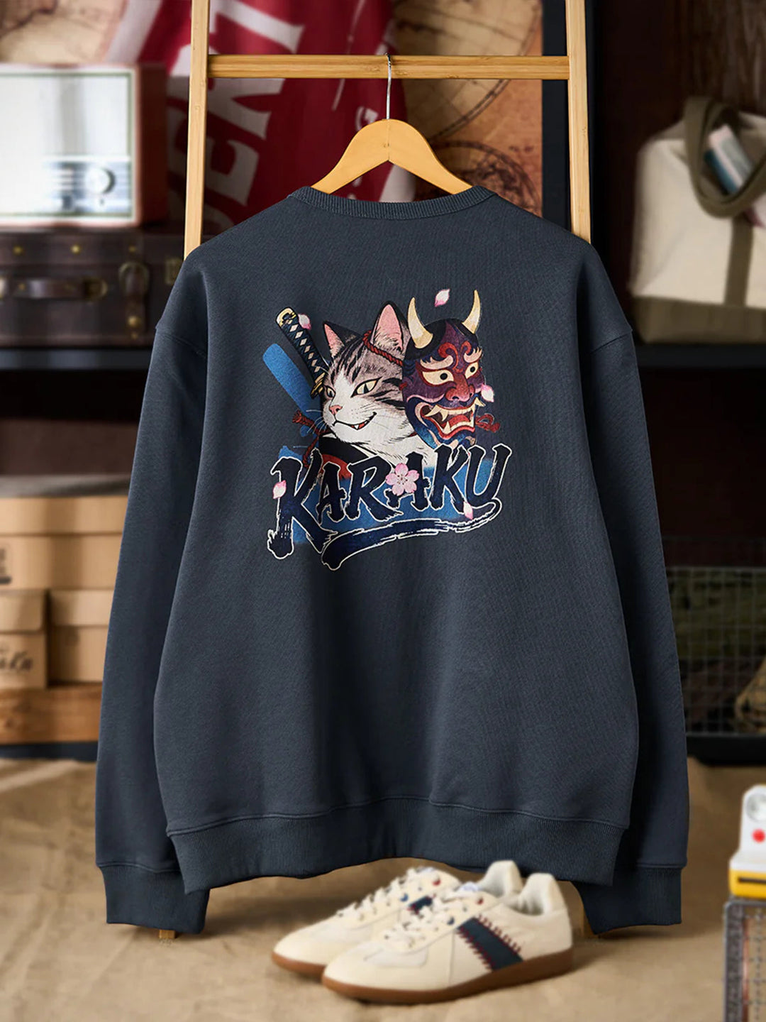 “KaraKu” Embroidery &amp; “Hannya Mask / Samurai Cat” Print Loopback V-Gusset Sweatshirt