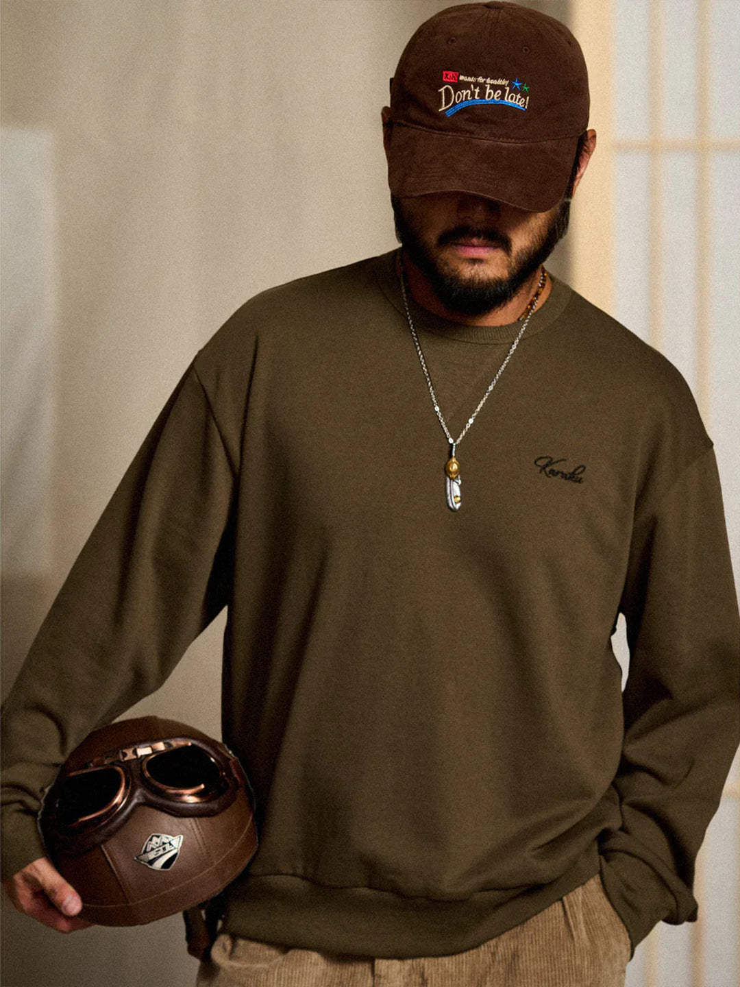 "Cat Wearing Helmet" Print &amp; Karaku Logo Embroidery V-Gusset Sweatshirt