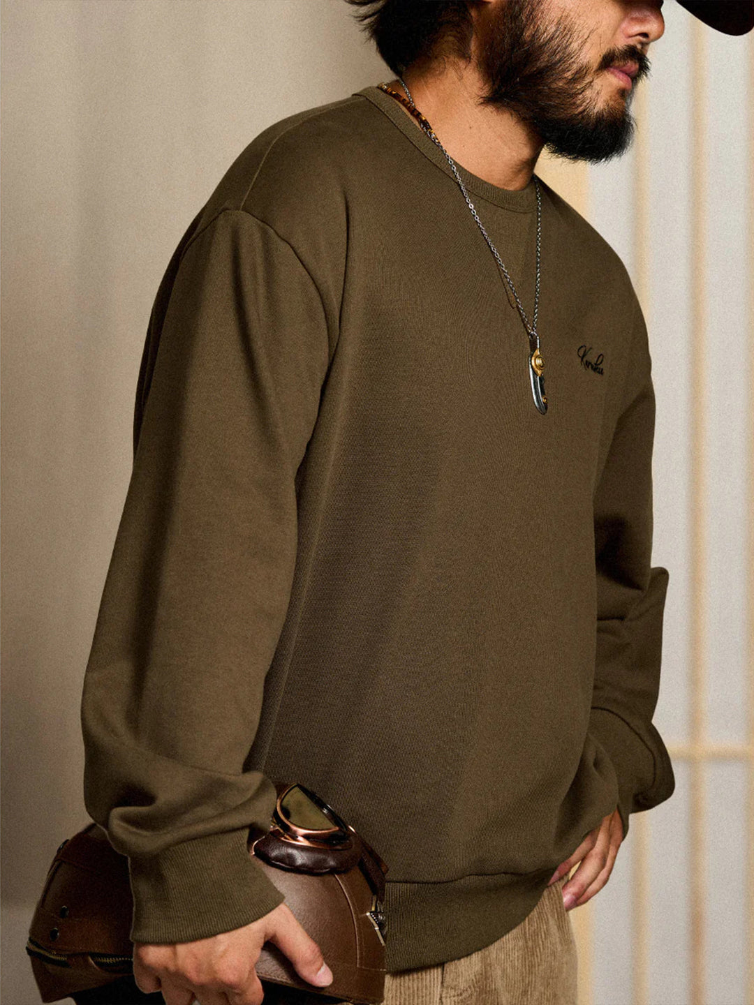 "Cat Wearing Helmet" Print &amp; Karaku Logo Embroidery V-Gusset Sweatshirt