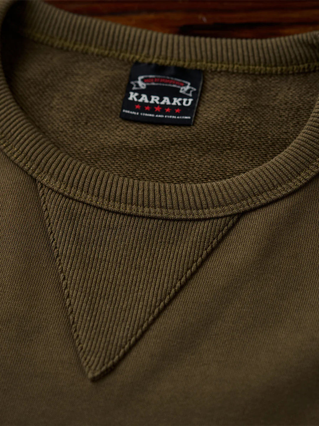 "Cat Wearing Helmet" Print &amp; Karaku Logo Embroidery V-Gusset Sweatshirt