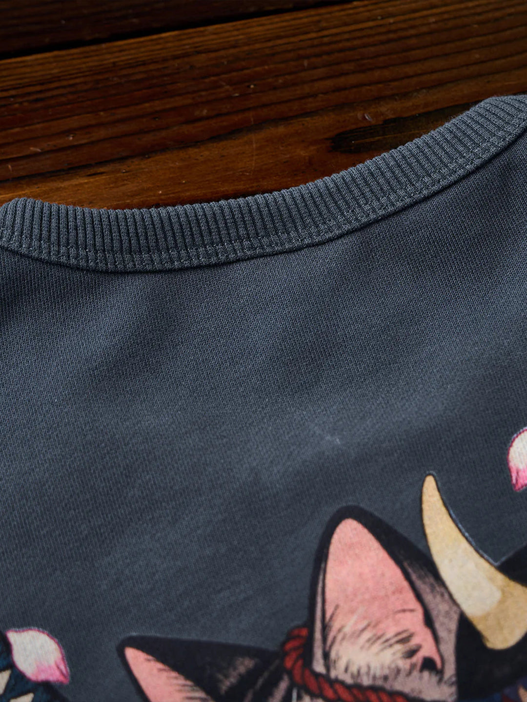 “KaraKu” Embroidery &amp; “Hannya Mask / Samurai Cat” Print Loopback V-Gusset Sweatshirt